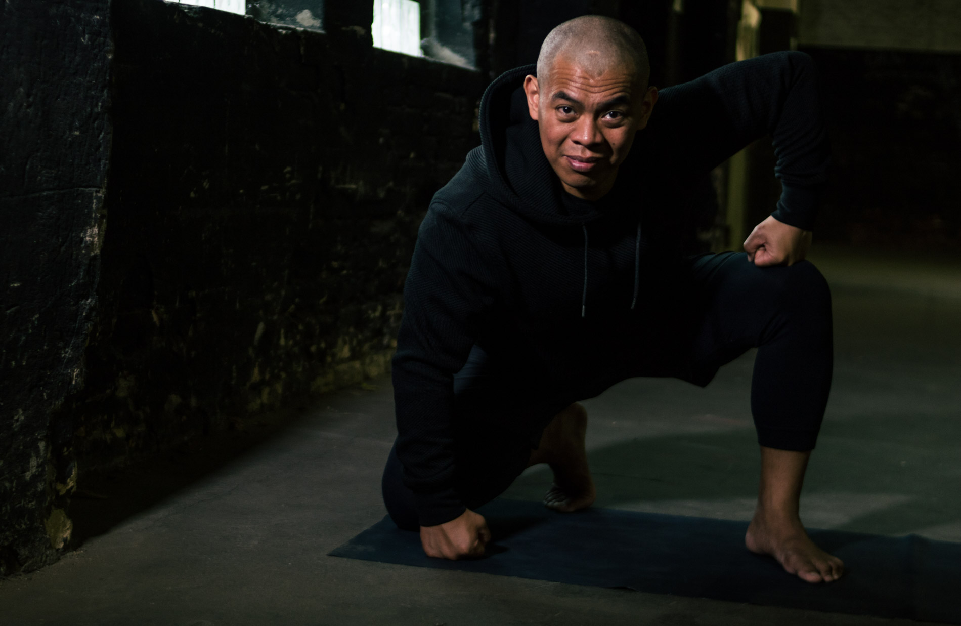 Hans Figueroa von hans-yoga in der Spidermanpose