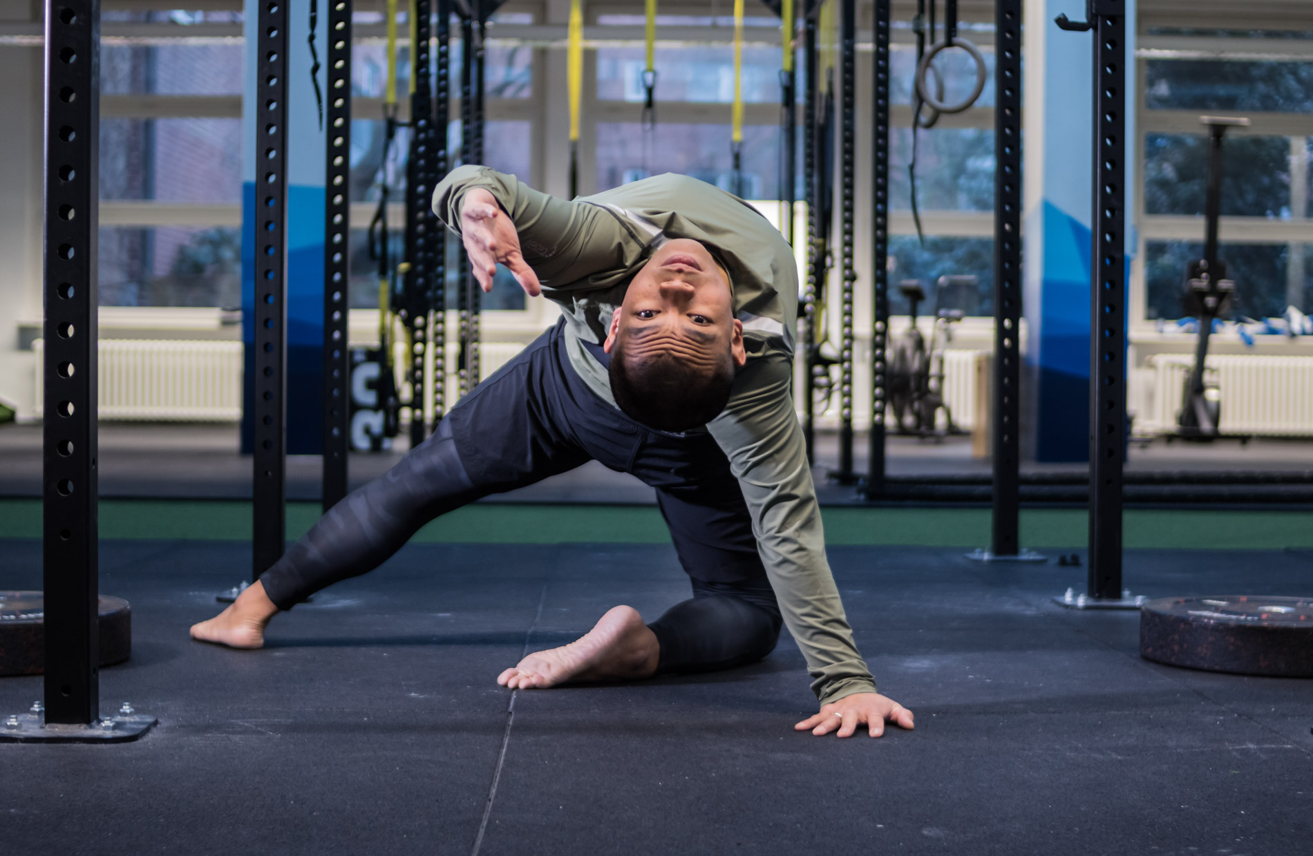 Hans Figueroa von hans-yoga macht eine Athletic Yoga Übung